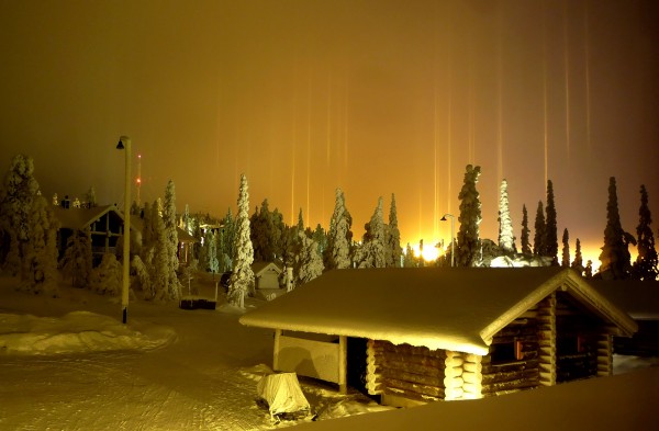 Световые столбы над горнолыжным склоном Рука, Финляндия