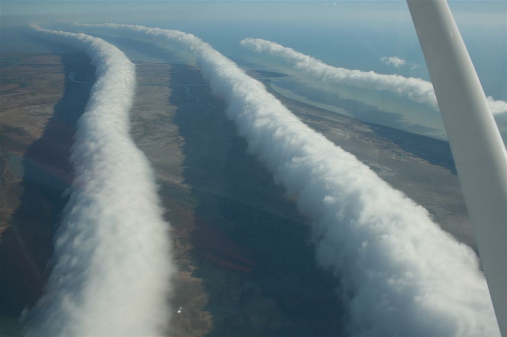 Вид на утреннюю глорию с самолёта недалеко от Бурктауна, Австралия