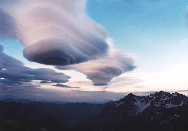 Лентикулярные облака у горы Хотака, Япония